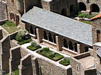 Abbaye Saint-Martin-du-Canigou, Jardin et Cloitre
